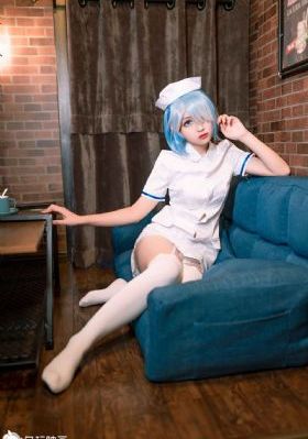 脱了她裙子摸进她的内裤亲吻网站