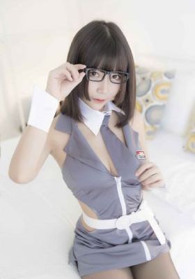 一男一女在家里撒狗粮还斗地主